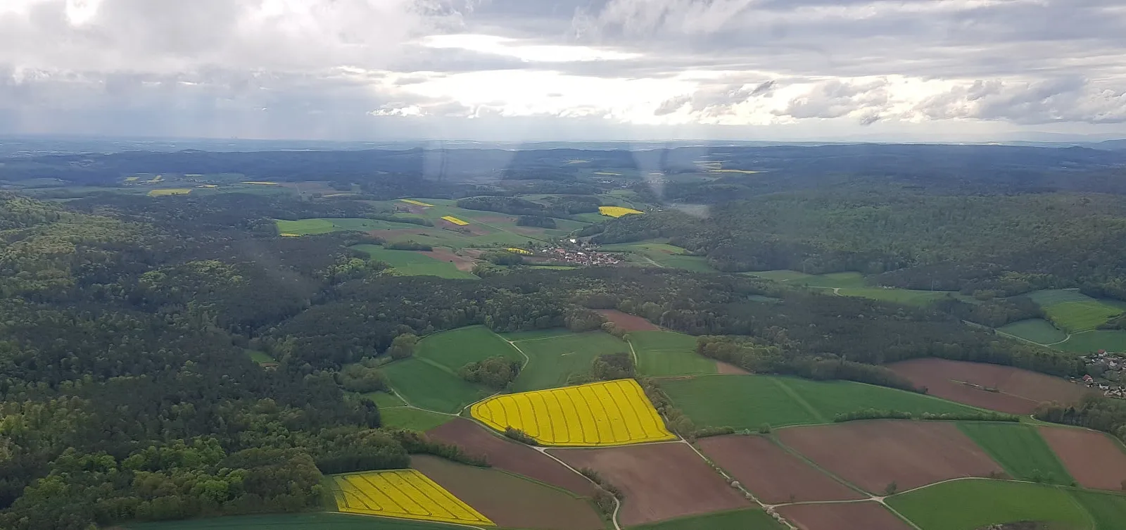 Frühlingslandschaft mit Rapsfeldern