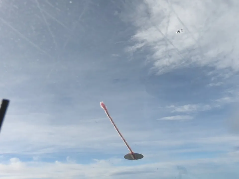 Der Jumbo kreuzt meinen Flugweg nur wenige hundert Meter über mir