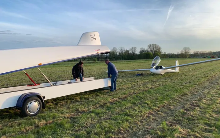 Abholung eines Segelflugzeuges nach dessen Außenlandung auf einem Acker