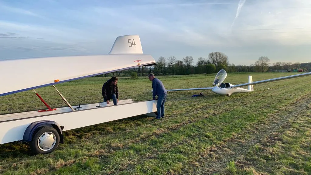 Abholung eines Segelflugzeuges nach dessen Außenlandung auf einem Acker