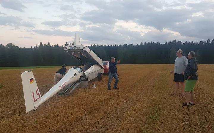 Wir rüsten unsere LS6 nach der Außenlandung nahe Selb ab