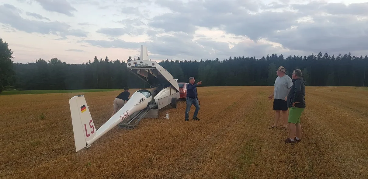 Wir rüsten unsere LS6 nach der Außenlandung nahe Selb ab