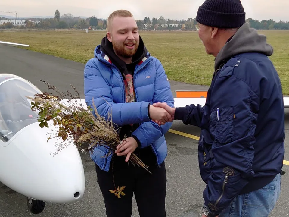 Max Hartlieb bekommt seinen Freiflugstrauß von Werner Schwanitz verliehen
