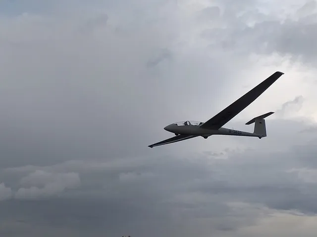Tiefe Wolken zeichnen das Himmelsbild