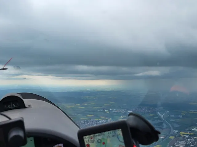 Düstere Wolken mit Regenschauern am Samstag