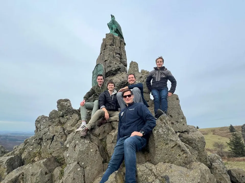 Wir am Fliegerdenkmal auf der Wasserkuppe