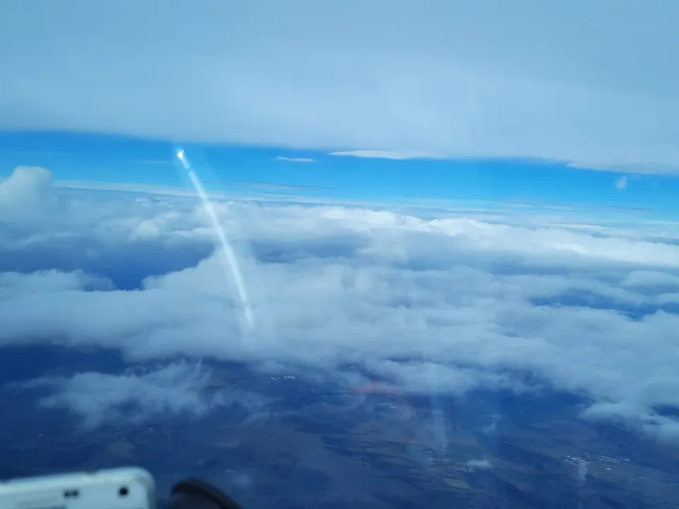Die obere Wolke fängt bei ca FL 200 an. Ich war deshalb nicht böse, daß ich nur bis 190 steigen durfte.