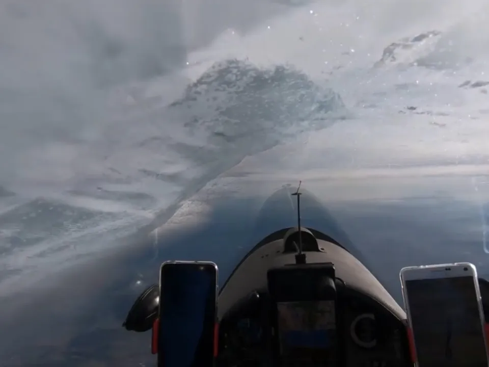 Eis im Cockpit. Diese Aufnahme ist erst entstanden, als die Krise gemeistert war. Aber sie gibt einen Eindruck von dem Geschehen.