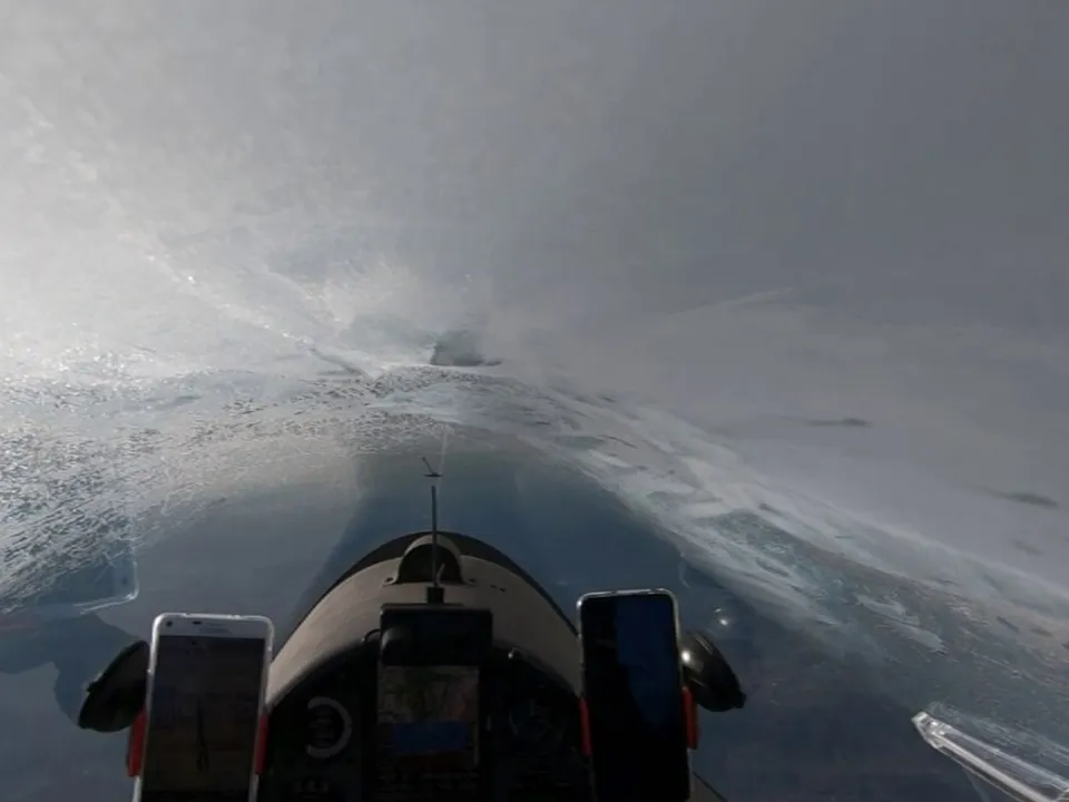 Die Sonne streut ihr Licht in den Eiskristallen, was die Sicht nach außen nicht verbessert