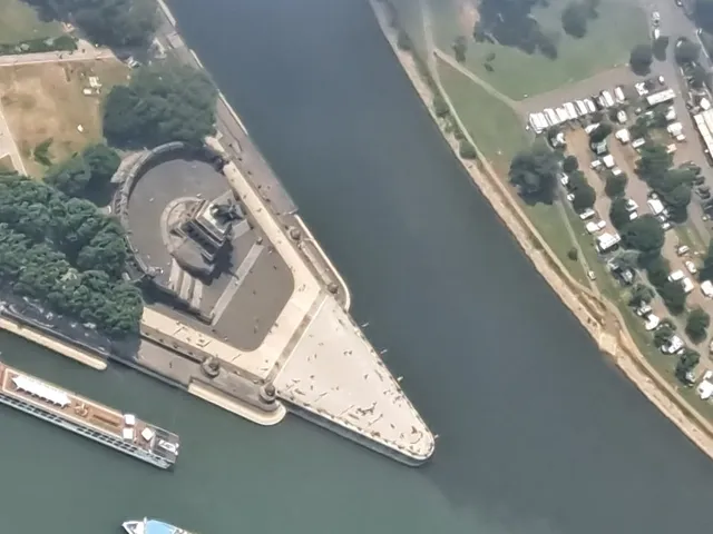 Drei Meter Steigen über dem Deutschen Eck