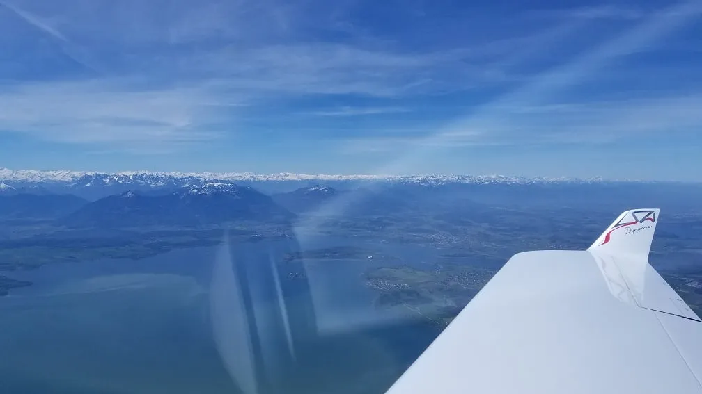 Blick über den Chiemsee auf die Alpen