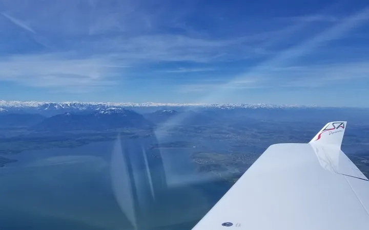 Blick über den Chiemsee auf die Alpen