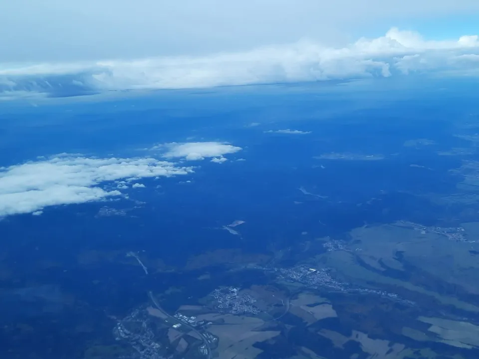 Blick nach Nordwesten. Später zoge die Wolken zu und ich musste einen Abstieg durch die Wolkenbänke suchen.