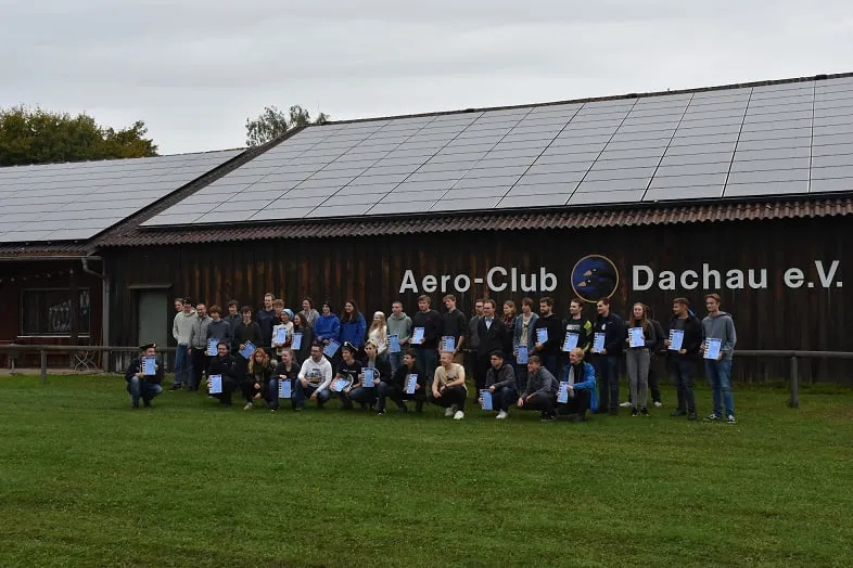 Siegerehrung vor dem Hangar