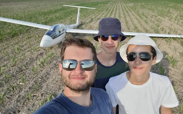 Tom Braungart (rechts) mit Abholern Nick und Theo auf dem Acker nahe Bayreuth