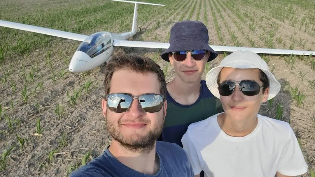 Tom Braungart (rechts) mit Abholern Nick und Theo auf dem Acker nahe Bayreuth